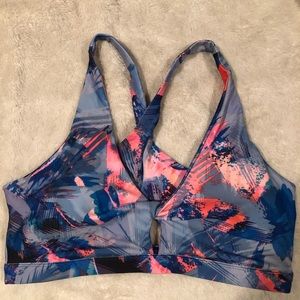 Twisted sports bra with removable padding